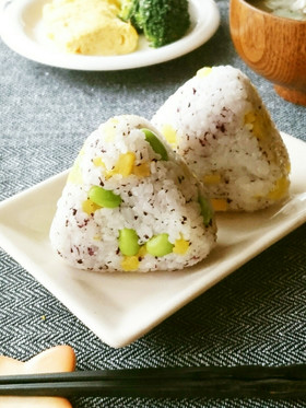 カラフル♪ゆかりと沢庵と枝豆のおにぎり