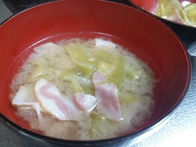 キャベツとベーコンの味噌汁