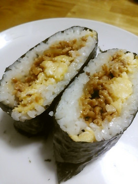 鶏そぼろと炒り卵のおにぎらず