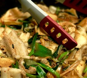 焼き肉用豚肉でガッツリ豚キムチ