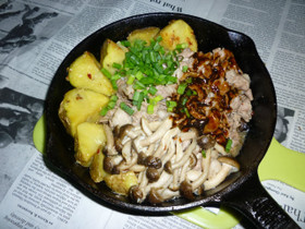 豚こまとブナシメジのアヒージョオイル炒め