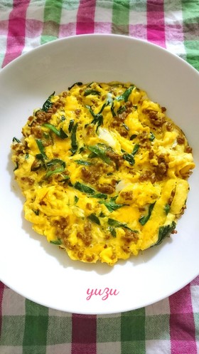 お弁当や朝食夕食に♪ニラとひき肉の卵焼き