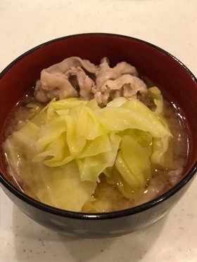 春キャベツと豚肉の、おかずになる味噌汁！