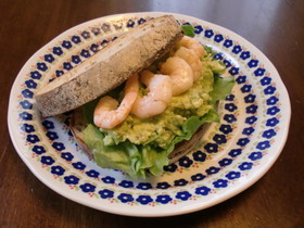 アボカドと切り干し大根のサンドイッチ