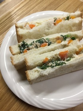 アイスプラントとミニキャロットのサンド