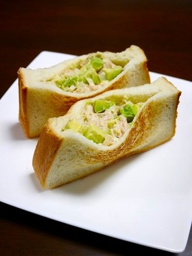 レンジで簡単！アボカドツナポケットサンド