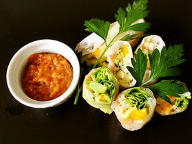 アボカドとマンゴーのサラダ生春巻き