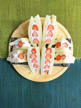 断面かわいい♡いちごのフルーツサンド