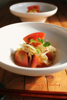 麺つゆ+ナンプラーで♪もやしとトマト炒め