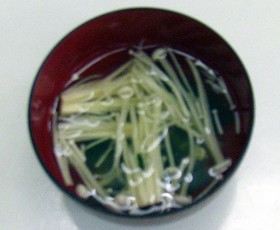 わかめとエノキダケのみそ汁