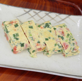 お弁当のおかずにニラとトマトのたまご焼き