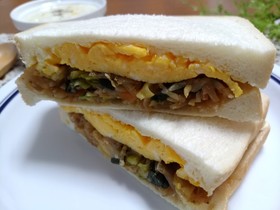 野菜炒めと卵の栄養満点サンドイッチ