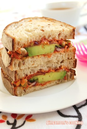 ミックスビーンズとアボカドのホットサンド