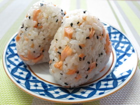 コンビニ風冷めてもおいしい鮭ごまおにぎり