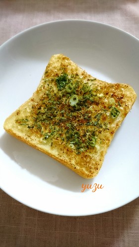 簡単♪ピリ辛＊おかかネギマヨトースト＊