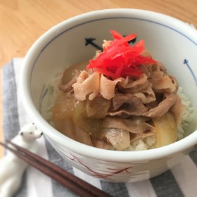 鍋に入れて煮るだけ☆牛丼屋さんの豚丼