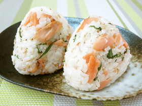 焼鮭と大葉のごまたっぷりおにぎり