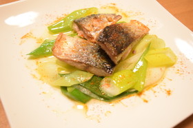 鯖と葱のポワレ　カイエンペッパー風味