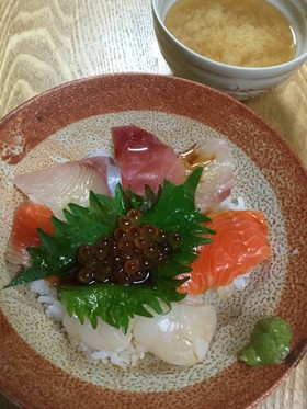 お刺身盛り合わせで・海鮮丼
