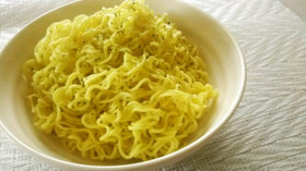 インスタント麺のレモンソース焼きそば