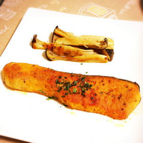 カレー風味のサーモンのムニエル