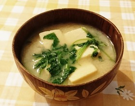 高野豆腐と三つ葉のお味噌汁
