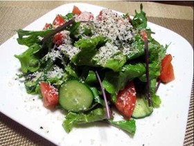 ペパーとパルミジャーノのグリーンサラダ 