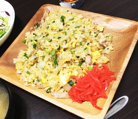 パラパラニンニク鶏皮チャーハン