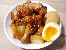 半熟卵と手羽元の甘辛煮