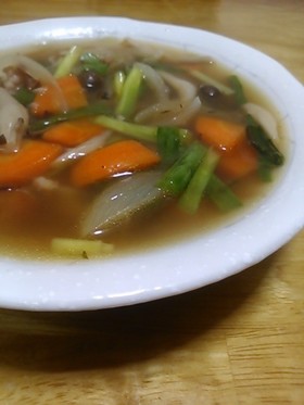 ウィンナーとしめじのコンソメスープ