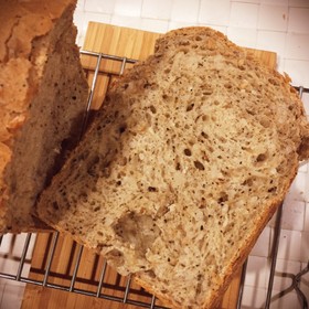 全粒粉？麦茶でドイツ風？ご飯パン♪