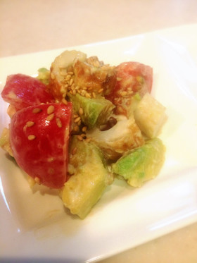 ちくわとトマト　アボカドの胡麻マヨ和え