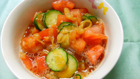 キュウリとトマト クラゲのポン酢和え！