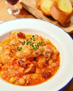 鶏手羽元とビーンズのトマトスパイス煮込み