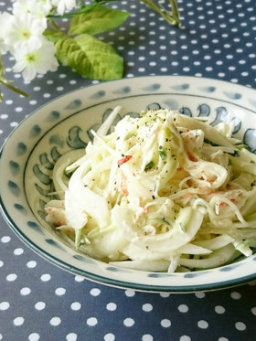 新玉ねぎとカニカマのレモンマヨサラダ