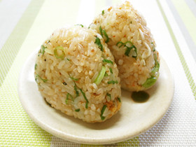 カリカリ油揚げとねぎのだし醤油おにぎり