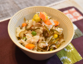 シーチキンと塩昆布の炊き込みごはん