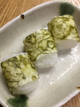 すし飯で・味付け昆布を巻いたおにぎり