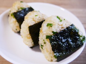 揚げ玉とネギがおいしい＊たぬきおにぎり