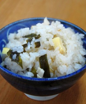 たけのことわかめの炊き込みご飯