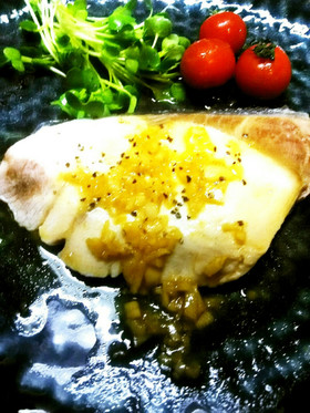 ブリの湯煮☆ガーリックバターソースがけ♪