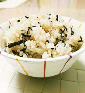 ひじきと梅の炊き込みご飯