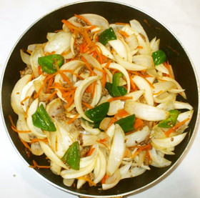 新たまねぎとひき肉の野菜炒め♪レモン風味