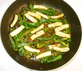 冷凍イカとピーマンの棒々鶏ソース炒めもの