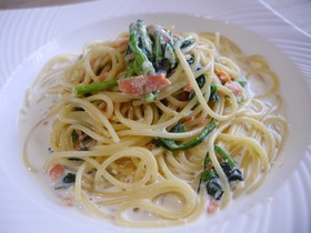 簡単＊サーモンほうれん草のクリームパスタ